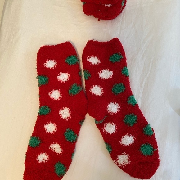 Christmas Aloe Fuzzy Socks - Picture 3 of 6